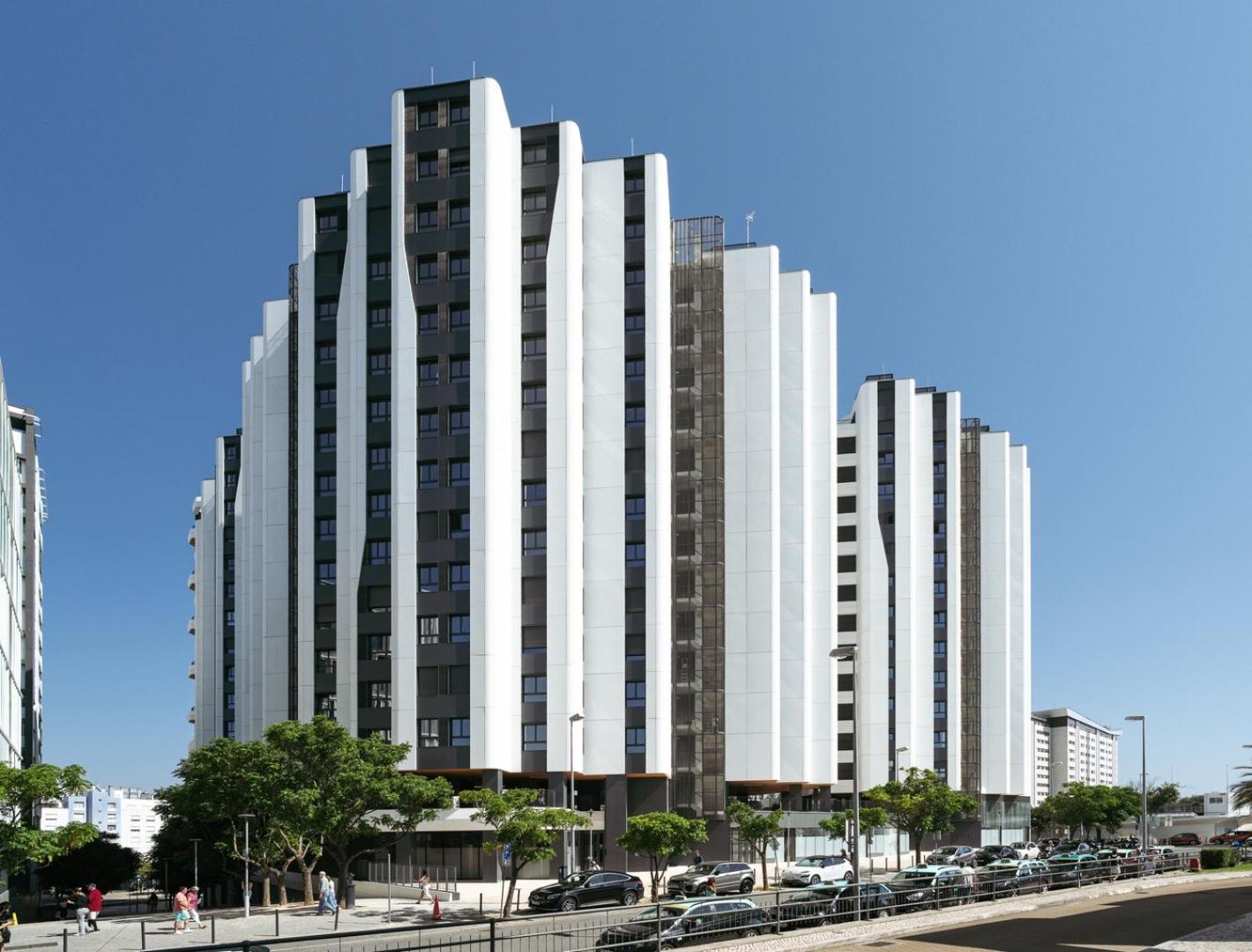 Hostwise - Premium Flat W/ Balcony & Pool Apartment *