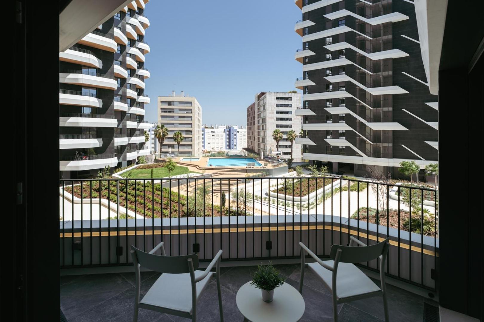 Apartment Hostwise - Premium Flat W/ Balcony & Pool