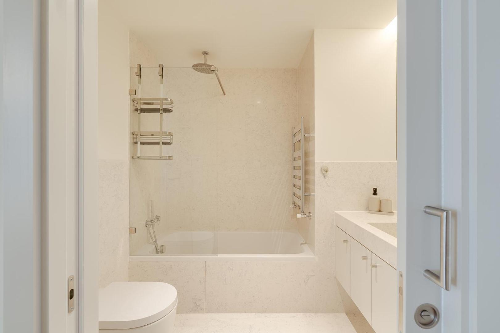 Hostwise - Premium Flat W/ Balcony & Pool *