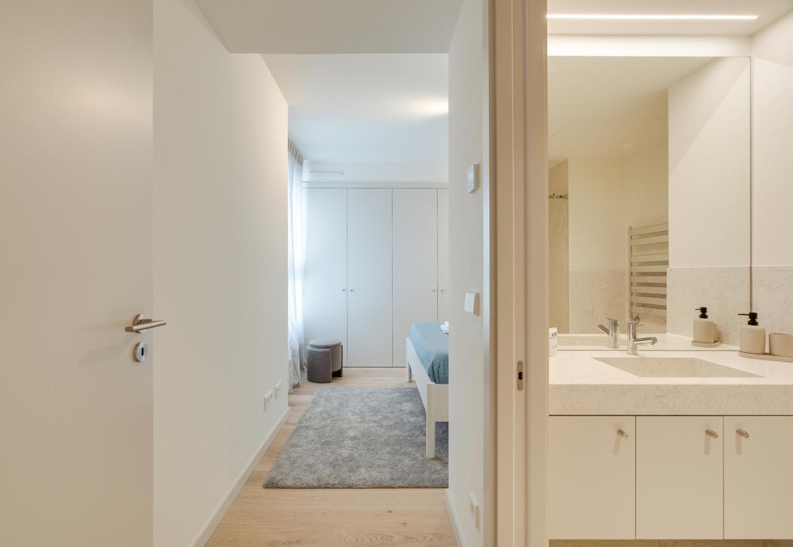 Hostwise - Premium Flat W/ Balcony & Pool Apartment *