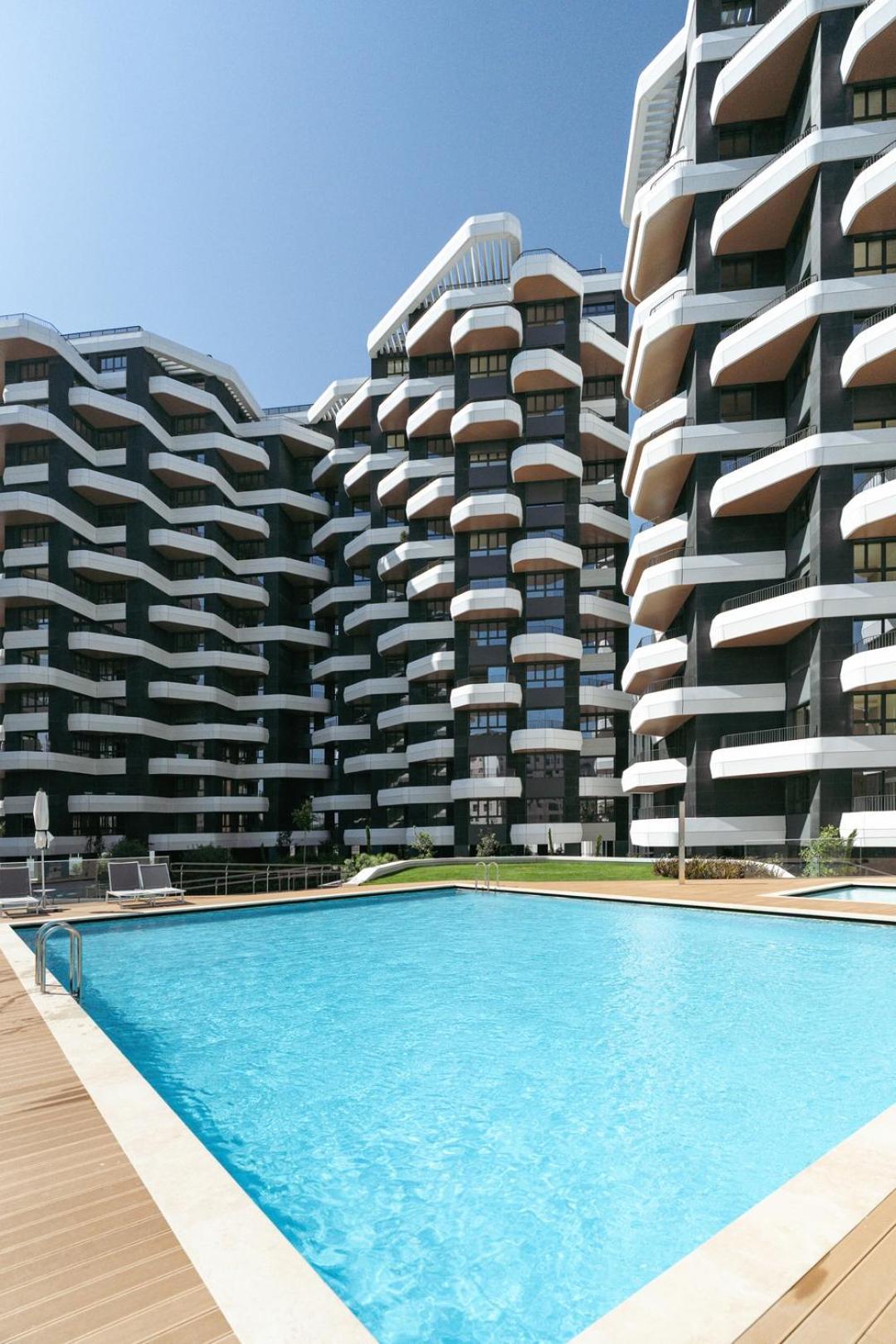 Hostwise - Premium Flat W/ Balcony & Pool Apartment *