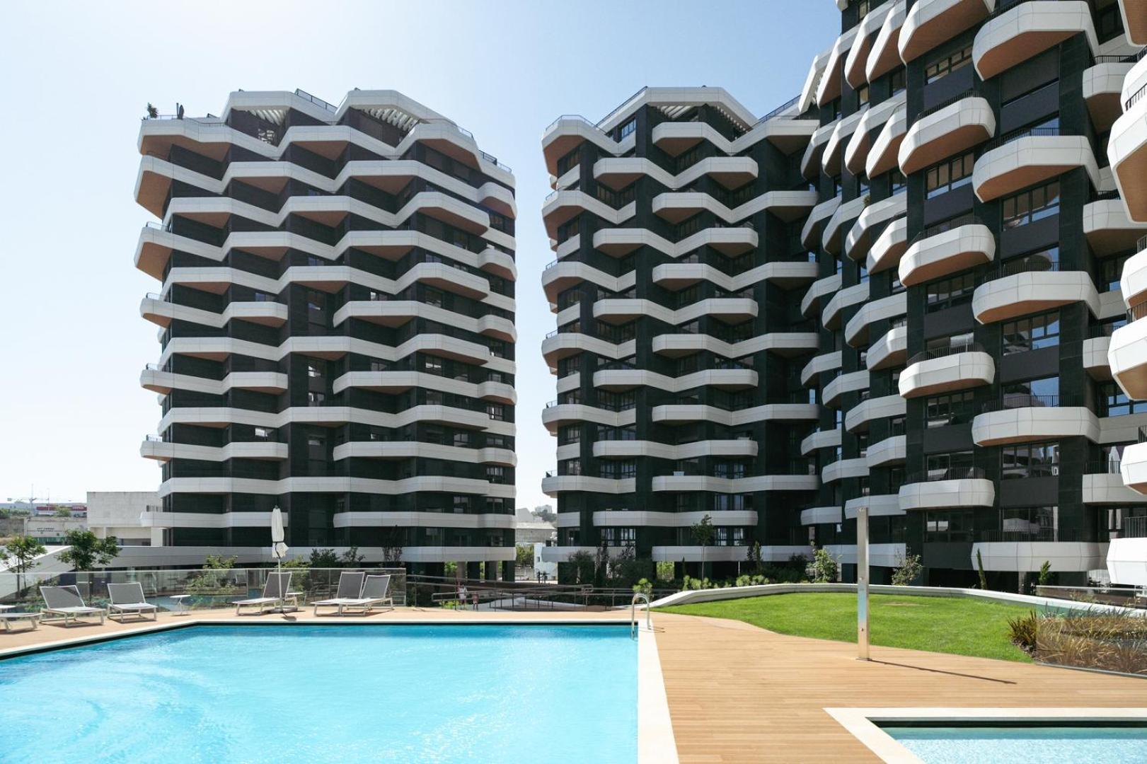 Hostwise - Premium Flat W/ Balcony & Pool *