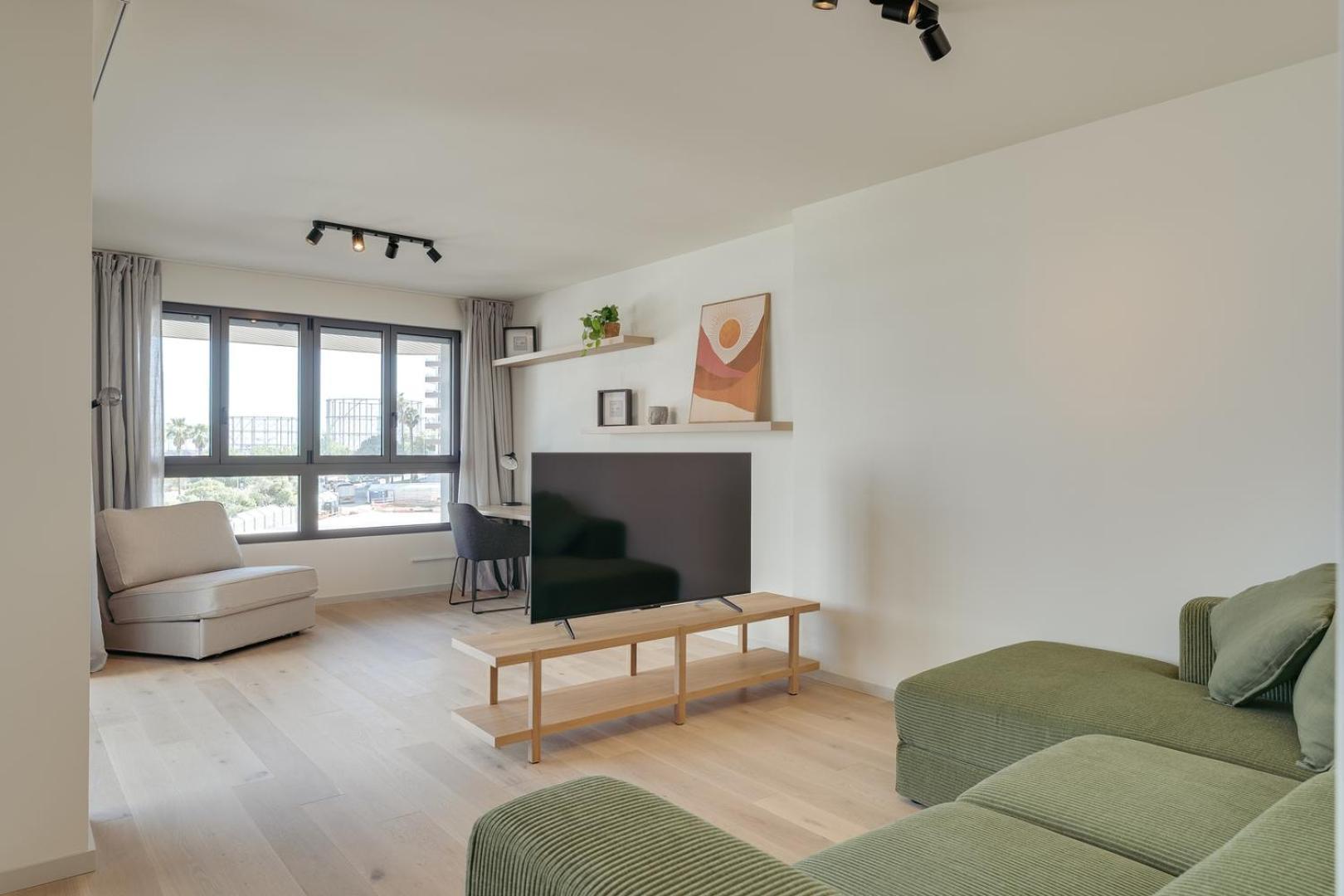 Hostwise - Premium Flat W/ Balcony & Pool *