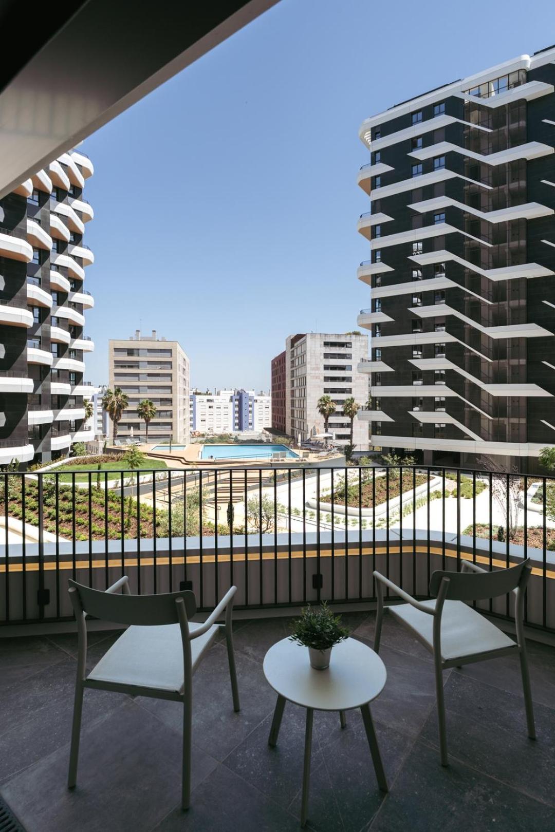 Apartment Hostwise - Premium Flat W/ Balcony & Pool *