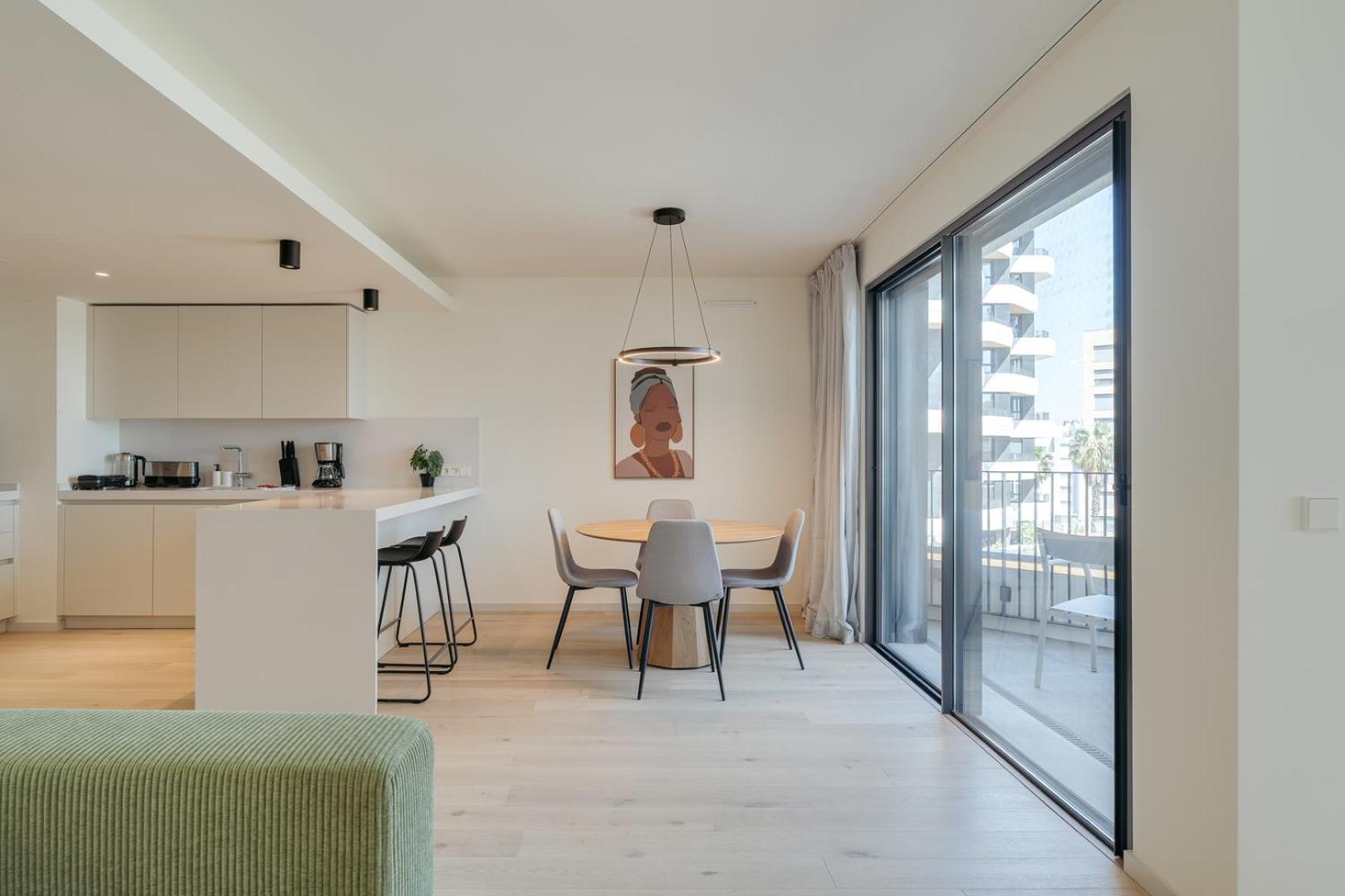 Hostwise - Premium Flat W/ Balcony & Pool *