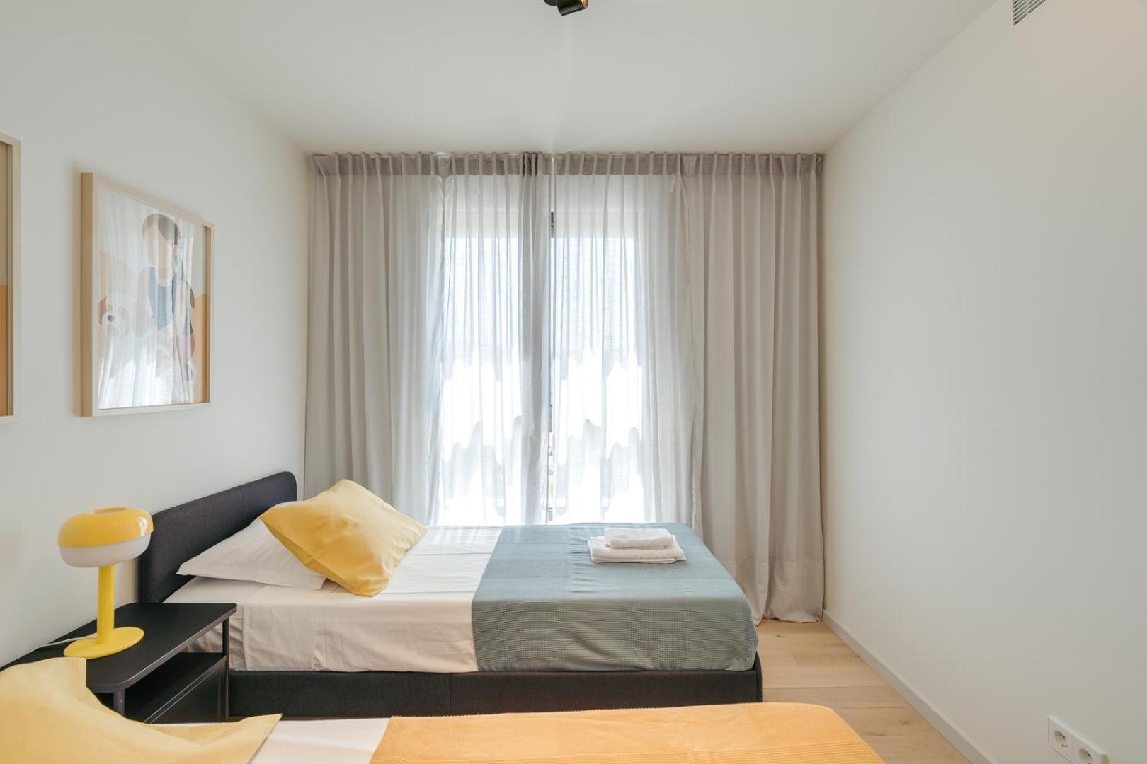 Hostwise - Premium Flat W/ Balcony & Pool Apartment *